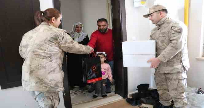 Jandarma ekipleri depremzede vatandaşlarla bir araya geldi