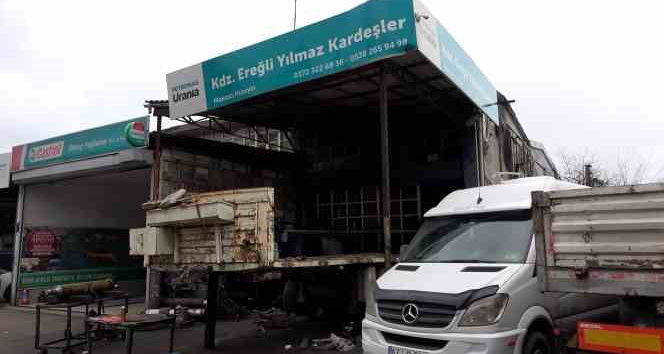 Kriko kırıldı, minibüs ile dorsenin arasında sıkıştı
