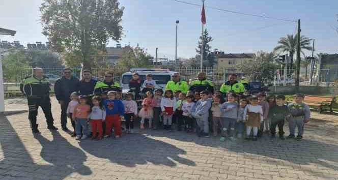 Fethiye’de polis ekipleri mesleklerini öğrencilere anlatıyor