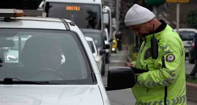 Trafik ekipleri denetimlere ara vermeden devam ediyor
