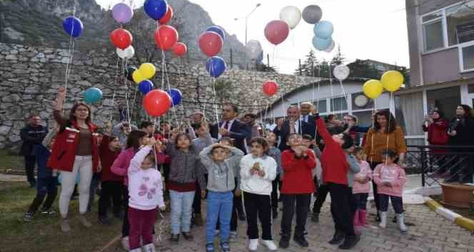 Depremzede çocuklar ‘tek katlı ev’ dileyerek balonları gökyüzüne saldı