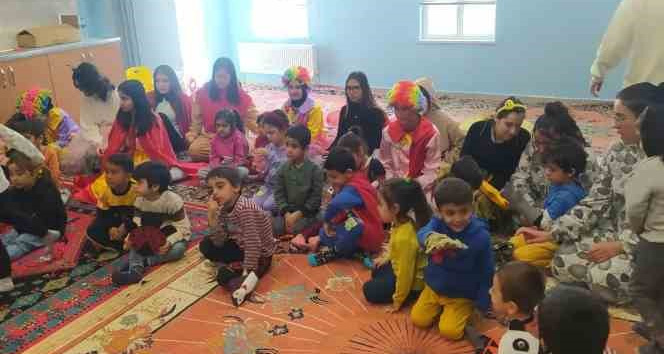 Burdurlu lise öğrencileri depremzede çocuklar için yüz boyama etkinliği düzenledi