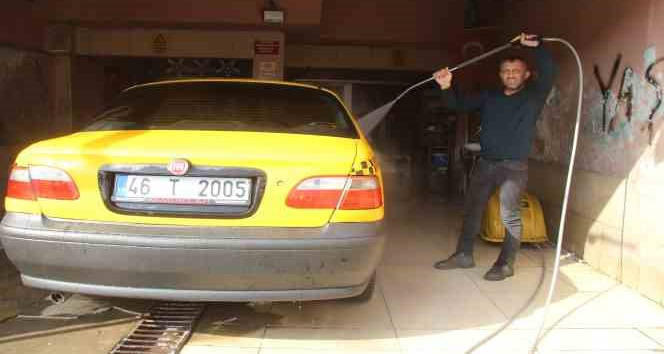 Depremin tozlu izleri oto yıkamacılarda siliniyor