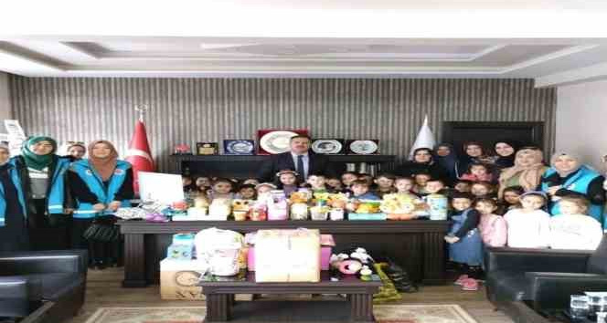 Uşaklı çocuklar depremzede çocuklara hediye gönderdi