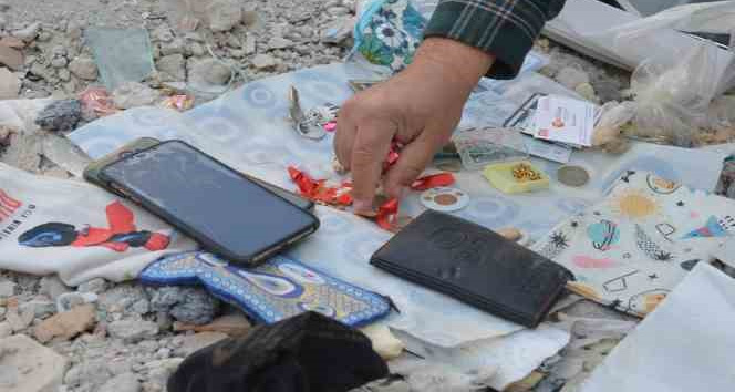 Enkazdan çıkan ziynet eşyaları, ölenlerin yakınlarına teslim edildi