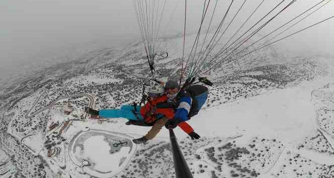 Ergan Dağı’nda adrenalin dolu ’göl manzaralı’ yamaç paraşütü