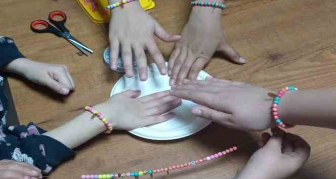 Depremi yaşayan çocuklar din görevlilerinin oyunlarıyla moral buluyor