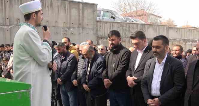 Enkazdan yaralı olarak çıkartıldıktan sonra hastanede hayatını kaybeden 10 yaşındaki Erva toprağa verildi