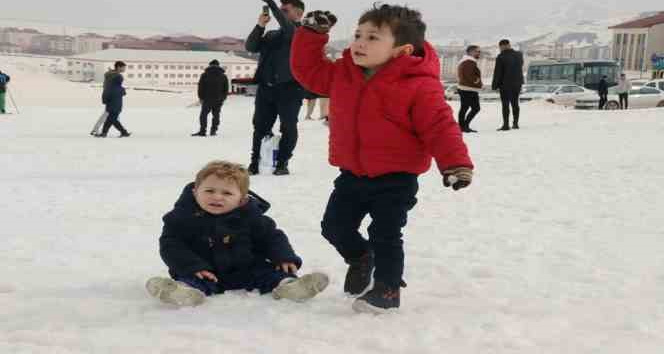 Depremzede çocuklar Bitlis’te kar keyfi yaşadı