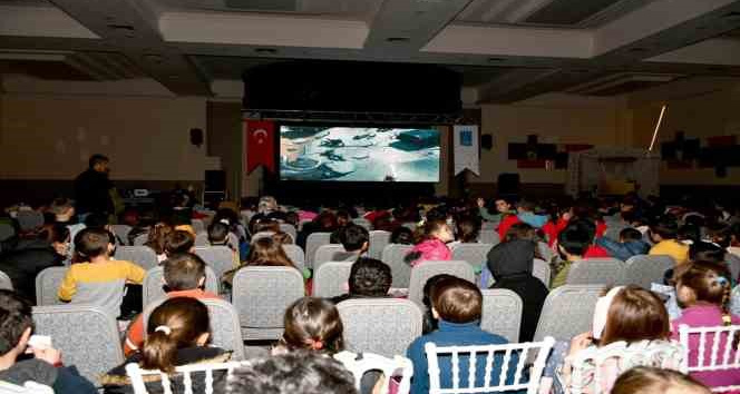 Kuşadası’nda depremzede çocuklar için sinema etkinliği düzenlendi