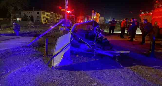 Tren hemzemin geçitte otomobili biçti: 2 yaralı
