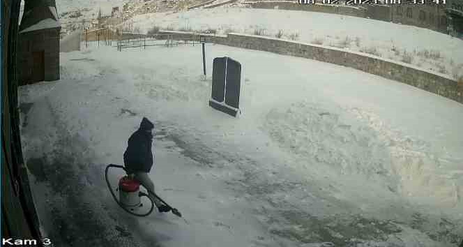 Kars’ta camilerin ses sistemlerini çalan hırsız yakalandı