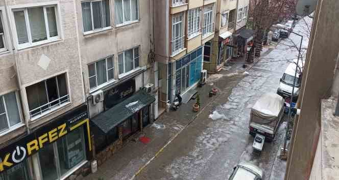 Balıkesir’de şiddetli dolu yağışı etkili oldu