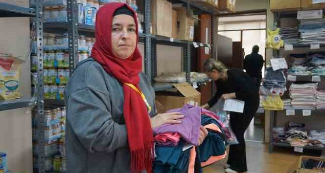 Depremden kurtulan kadın, yaraların sarılması için çalışmalara destek veriyor