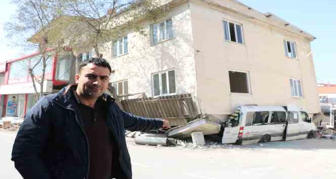 Depremde binanın yıkılmasını minibüs önledi