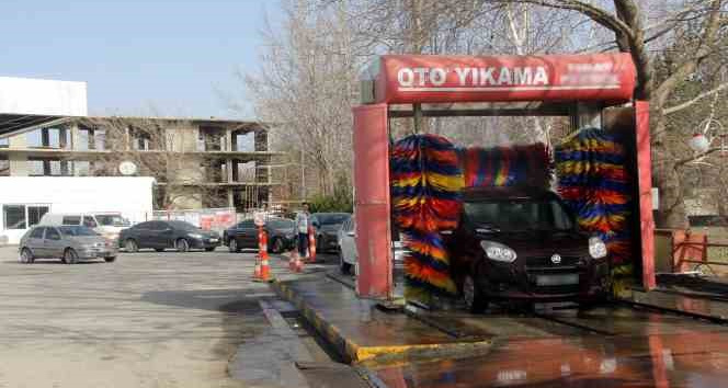 Çamur yağdı, araç şoförleri oto yıkamalarda sıra oluşturdu