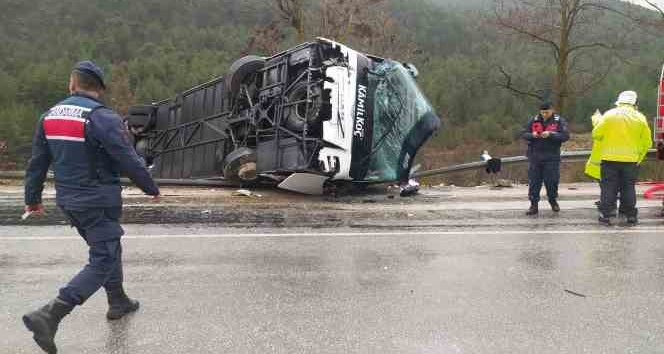 Isparta-Antalya karayolunda yolcu otobüsü devrildi: 8 yaralı