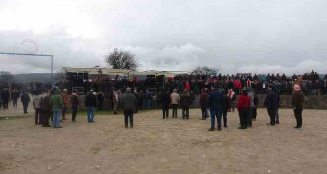 Ayvacık’ta develer depremzedeler yararına güreşti