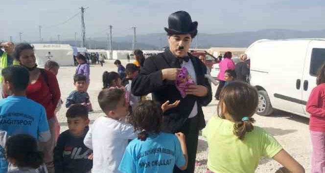 Depremzede çocukların yüzü Charlie Chaplin ile güldü