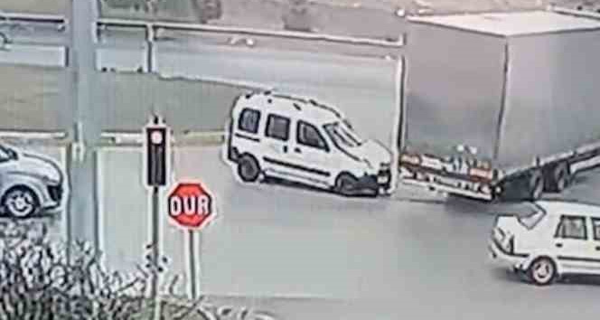 Hafif ticari araç ile tırın çarpışması kamerada