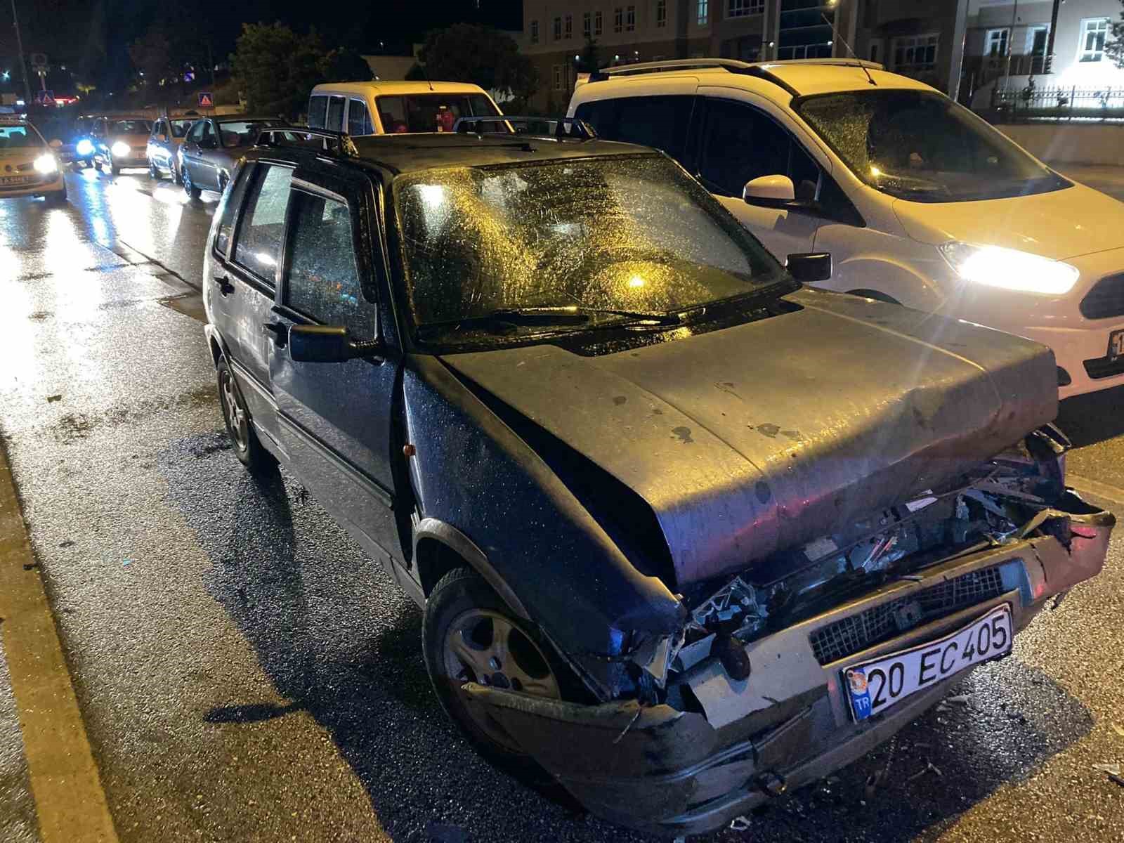 Kaygan zeminde duramayan otomobil &ouml;n&uuml;ndeki araca &ccedil;arptı: 3 yaralı

