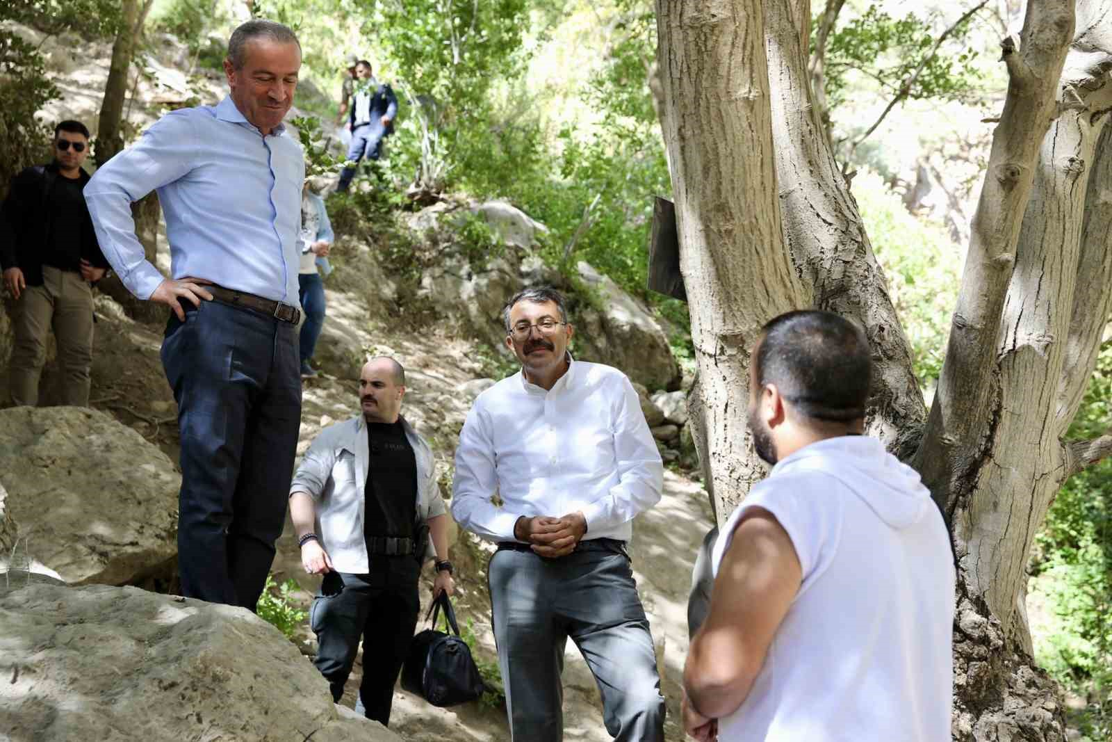 Vali Ali Çelik, Kaval Şelalesi’nde incelemelerde bulundu