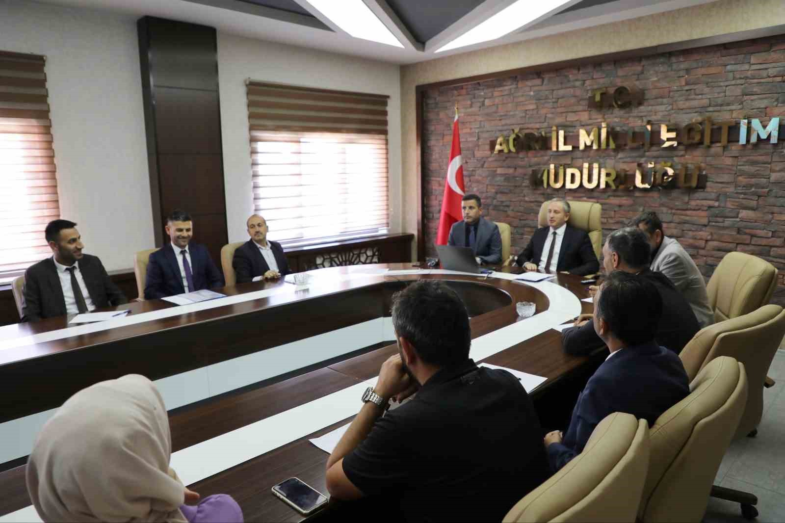 Ağrı’da İmam Hatip okullarının müdürleri, LGS ve YKS’ye hazırlık toplantısı yaptı
