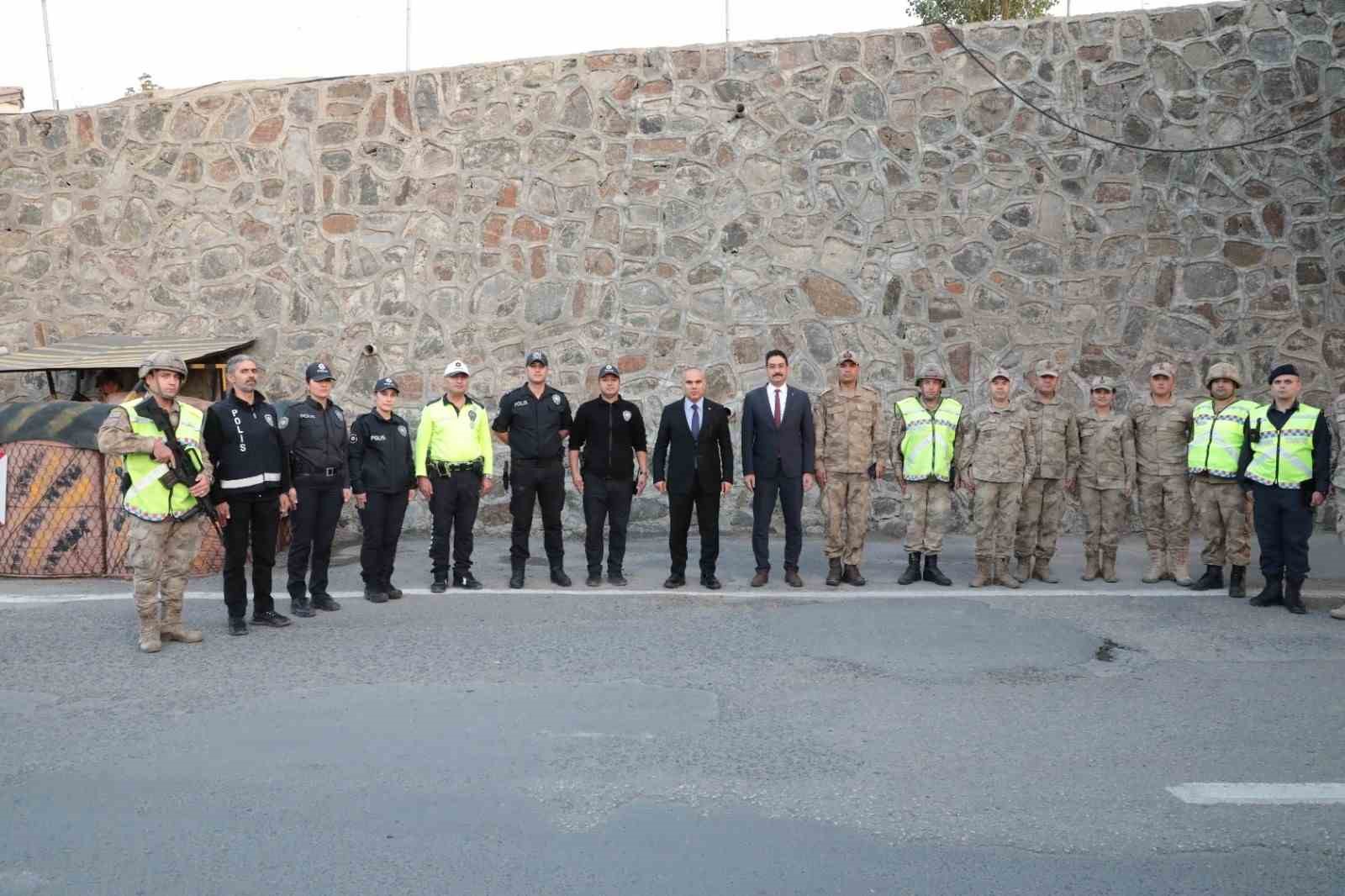 Ağrı Valisi Koç, Hamur ilçesinde ziyaret ve inceleme turu yaptı
