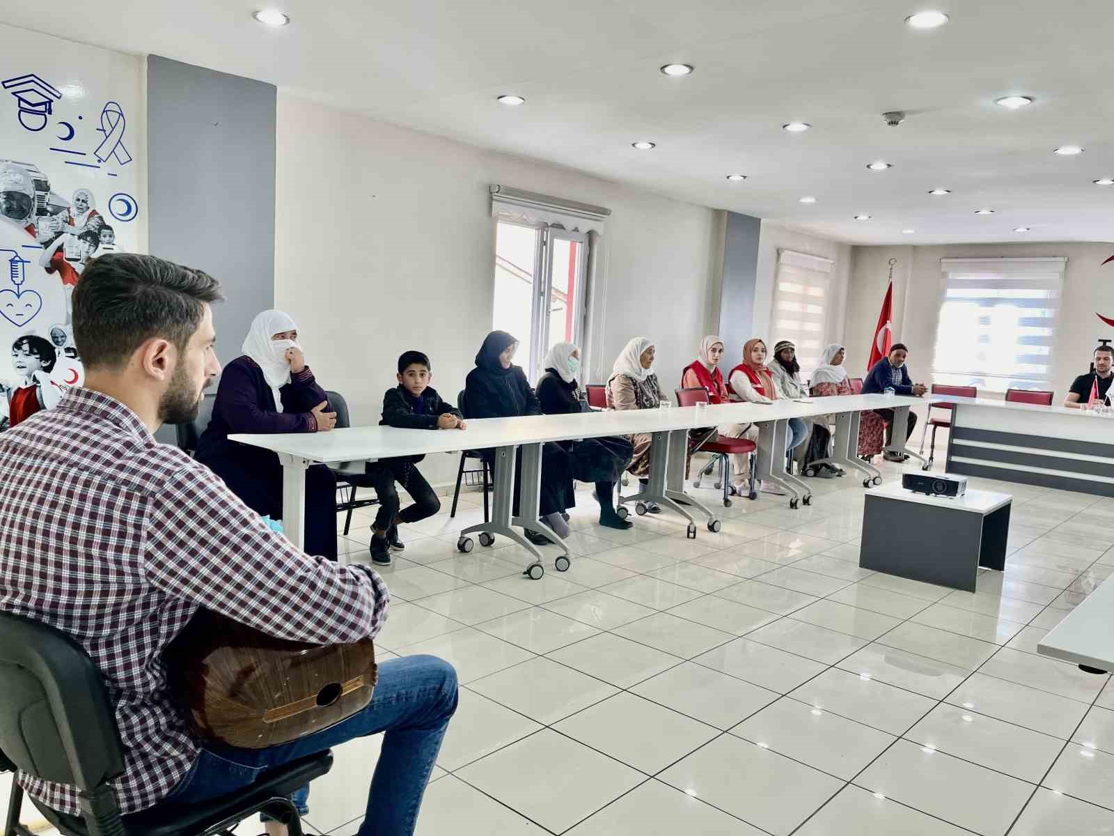 Kızılay&rsquo;dan yaşlılara s&uuml;rpriz

