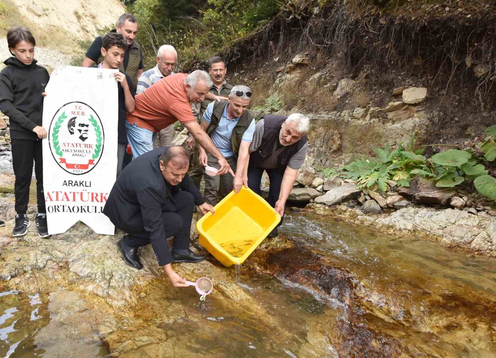 Trabzon&rsquo;da 5 bin kırmızı benekli doğal alabalık yavrusu bırakıldı

