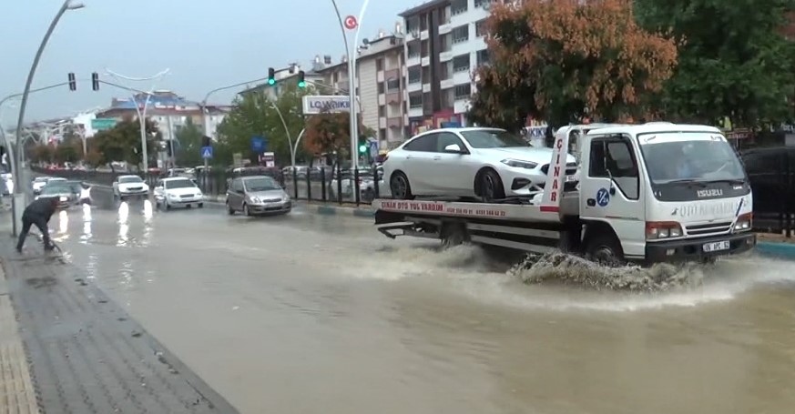 Tunceli’de sağanak sonrası yollar göle döndü, vatandaş tepki gösterdi