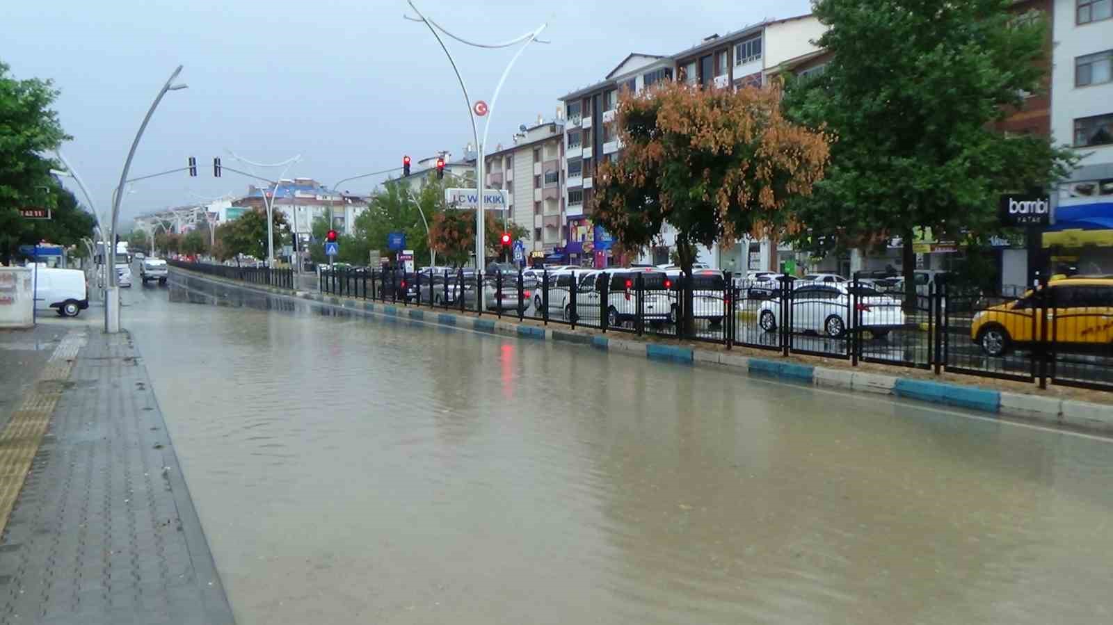 Tunceli’de sağanak sonrası yollar göle döndü, vatandaş tepki gösterdi
