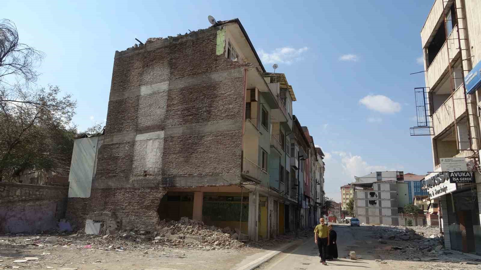 Malatya’da depremde ağır hasar gören bina tehlike saçıyor