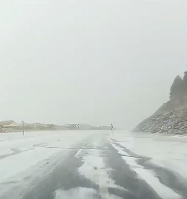 Ardahan’da dolu yağışı yolları beyaza bürüdü