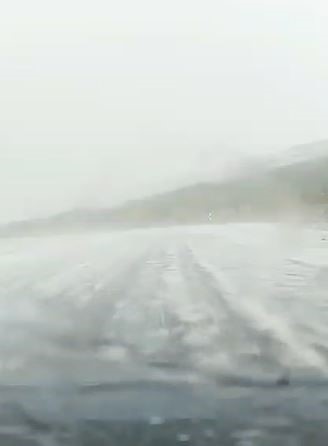 Ardahan&rsquo;da dolu yağışı yolları beyaza b&uuml;r&uuml;d&uuml;
