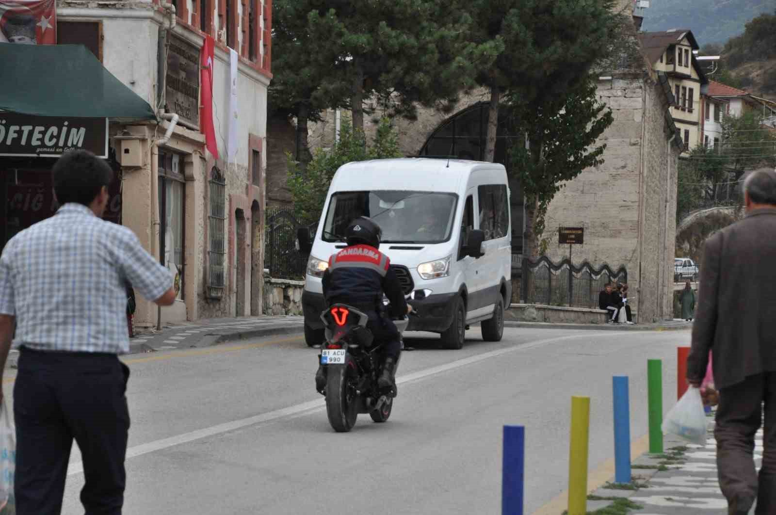 Midibüse çarpan motosikletli yaralandı
