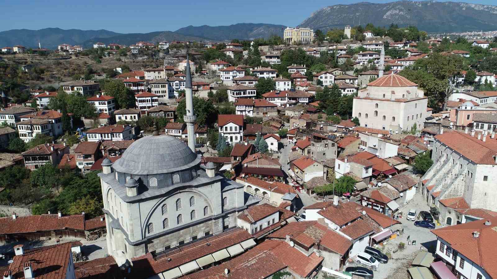 Ecdat yadigarı camiler hem yıllara meydan okuyor hem de turist ağırlıyor
