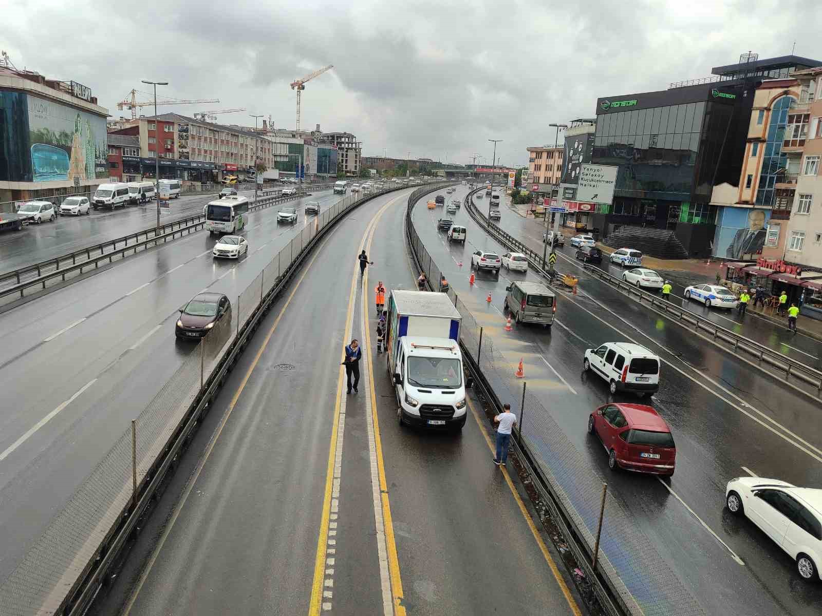 Küçükçekmece’de metrobüsler çarpıştı: 4 yolcu hafif yaralandı