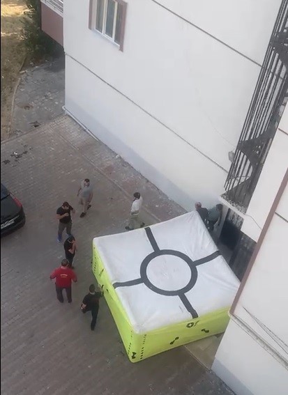 Yangın merdivenine sıkışan adam d&uuml;şmemesi i&ccedil;in &ccedil;arşafla demire bağlandı
