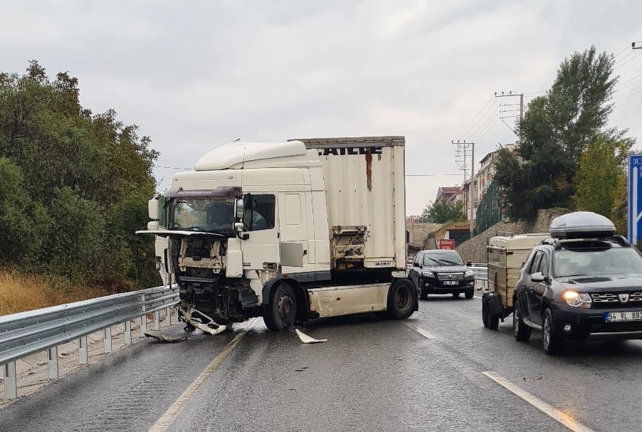 D100’de makaslayan tır ulaşımı aksattı