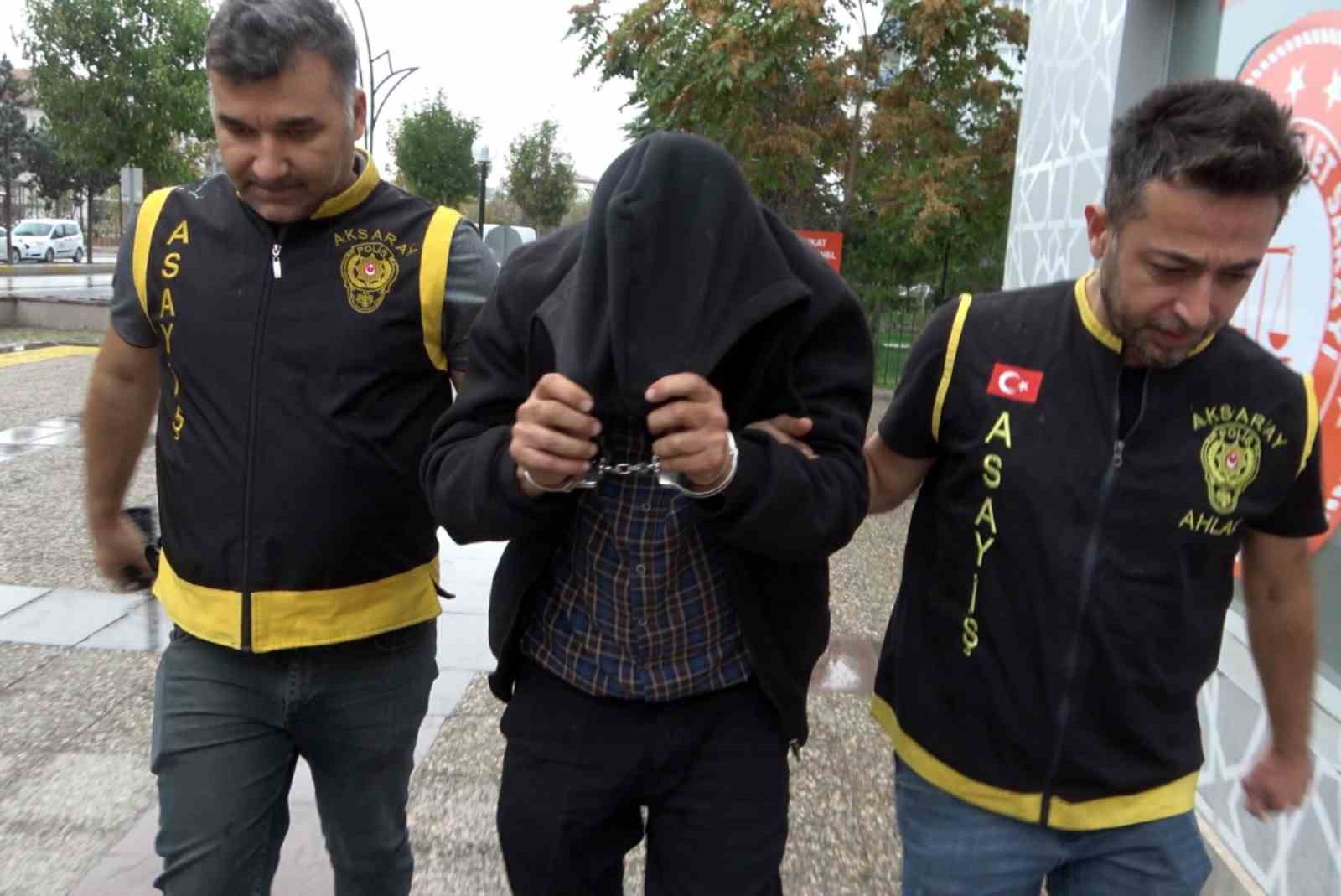 Sigara izmariti kavgasında 4 kişiyi bı&ccedil;aklayan baba ve oğlu adliyede
