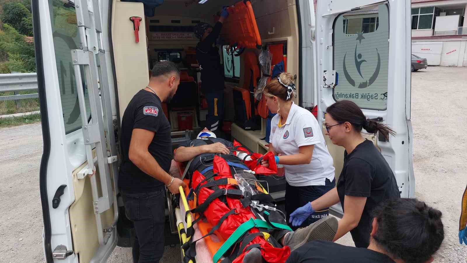 Samsun'da lastiği patlayan kamyonet devrildi: 1 yaralı