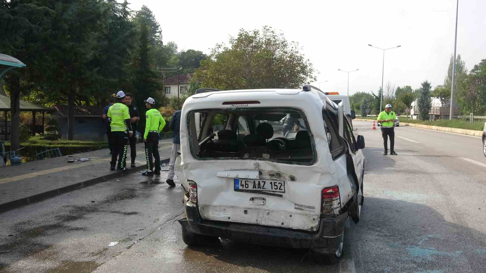 Park halindeki araca &ccedil;arpan otomobil cami bah&ccedil;esine u&ccedil;tu: 11 yaralı
