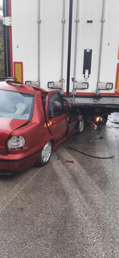 Tokat&rsquo;ta otomobil tırın altına girdi: 3 &ouml;l&uuml;
