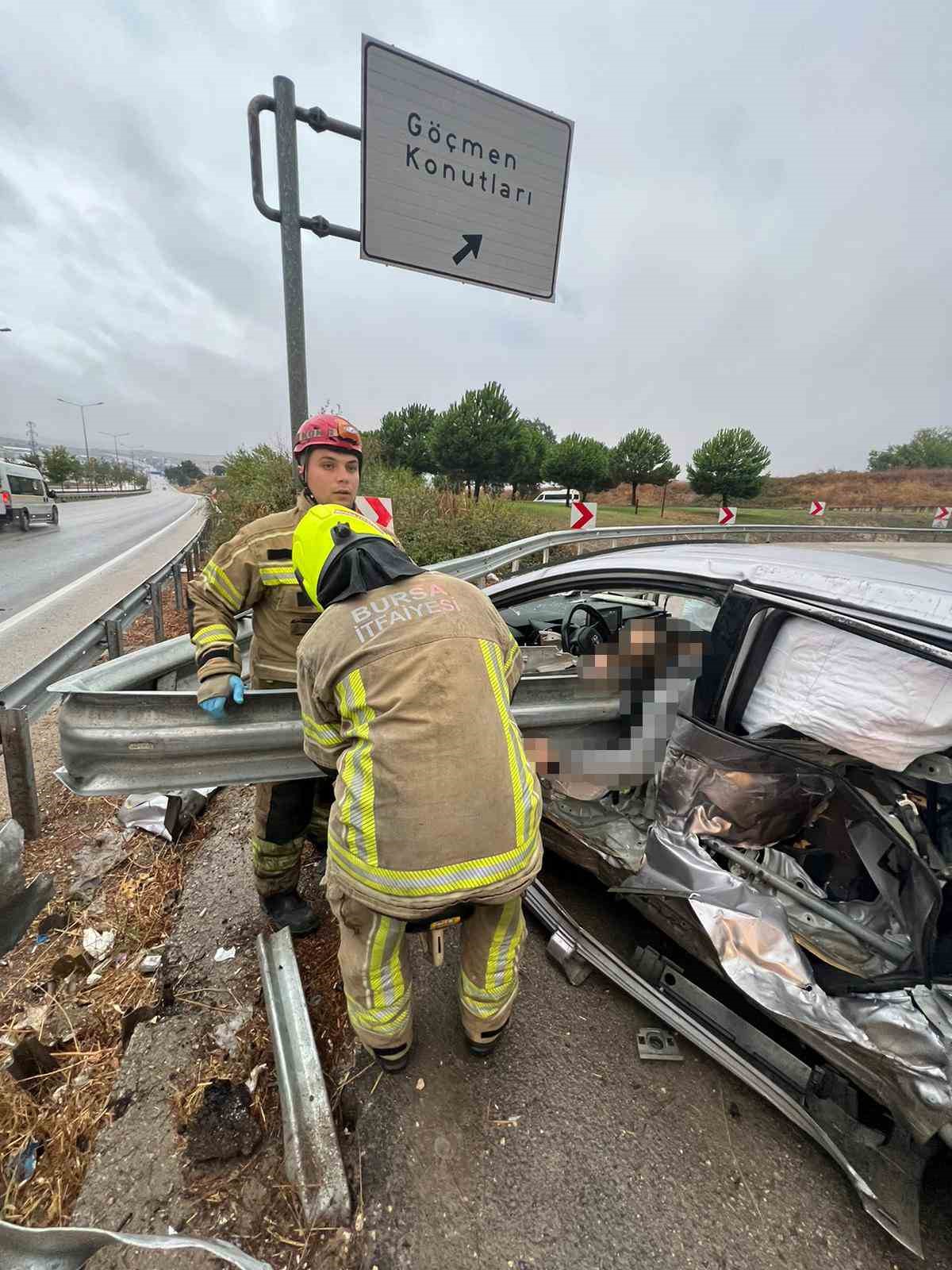 Bursa&rsquo;da otomobil bariyerlere &ccedil;arptı: 1 &ouml;l&uuml;
