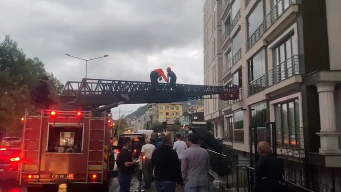 Trabzon&rsquo;da dere taştı, sokaklar g&ouml;le d&ouml;nd&uuml;
