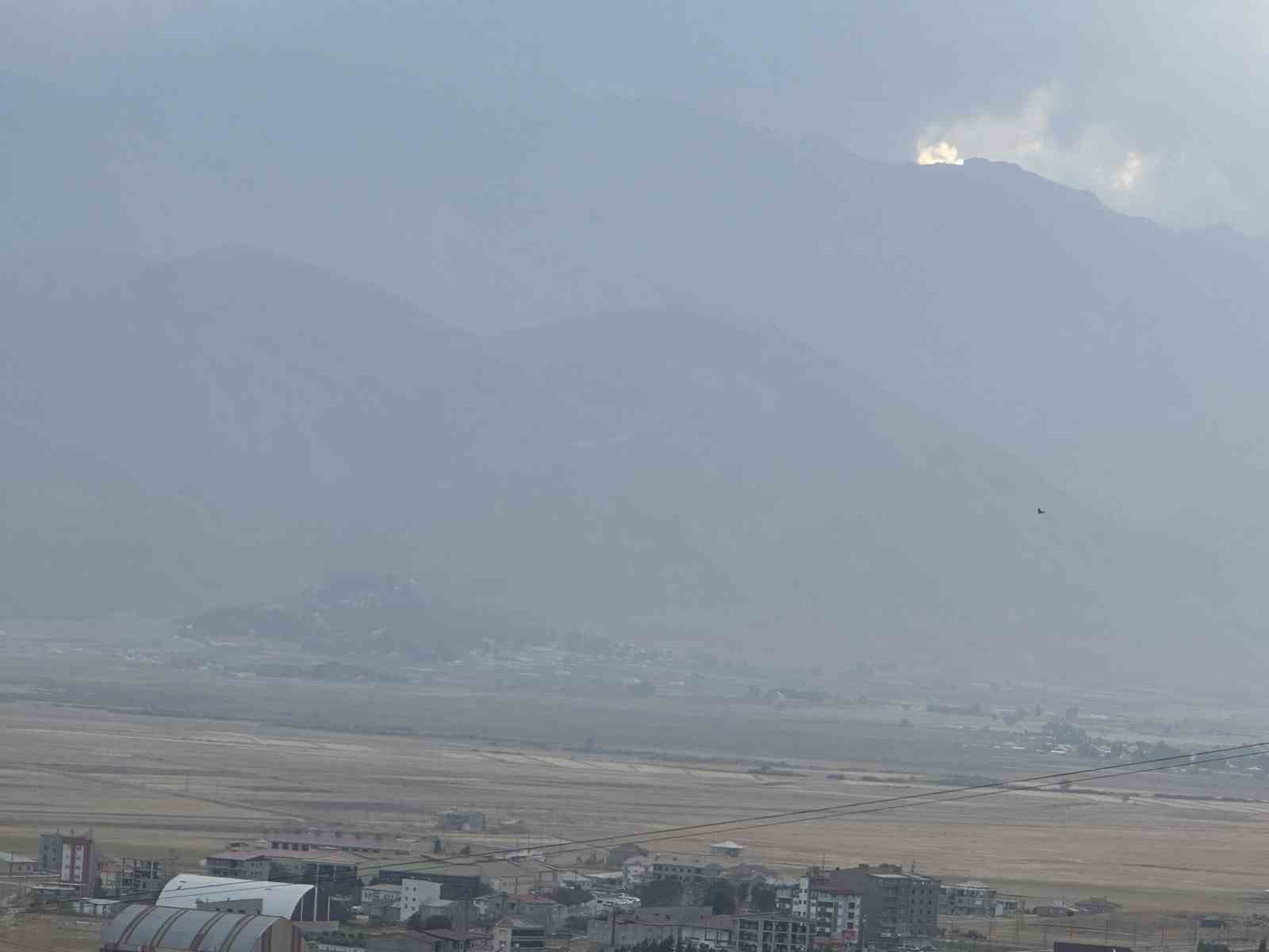 Yüksekova’da toz bulutu dağları kapladı