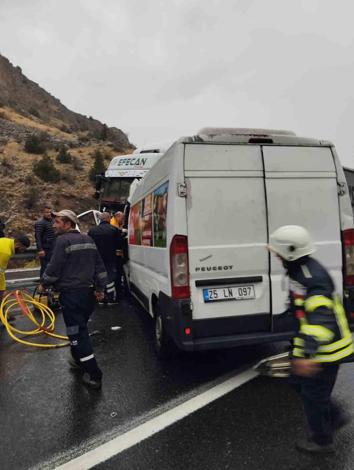 Erzincan’da trafik kazası: 1 ölü, 2 ağır yaralı 