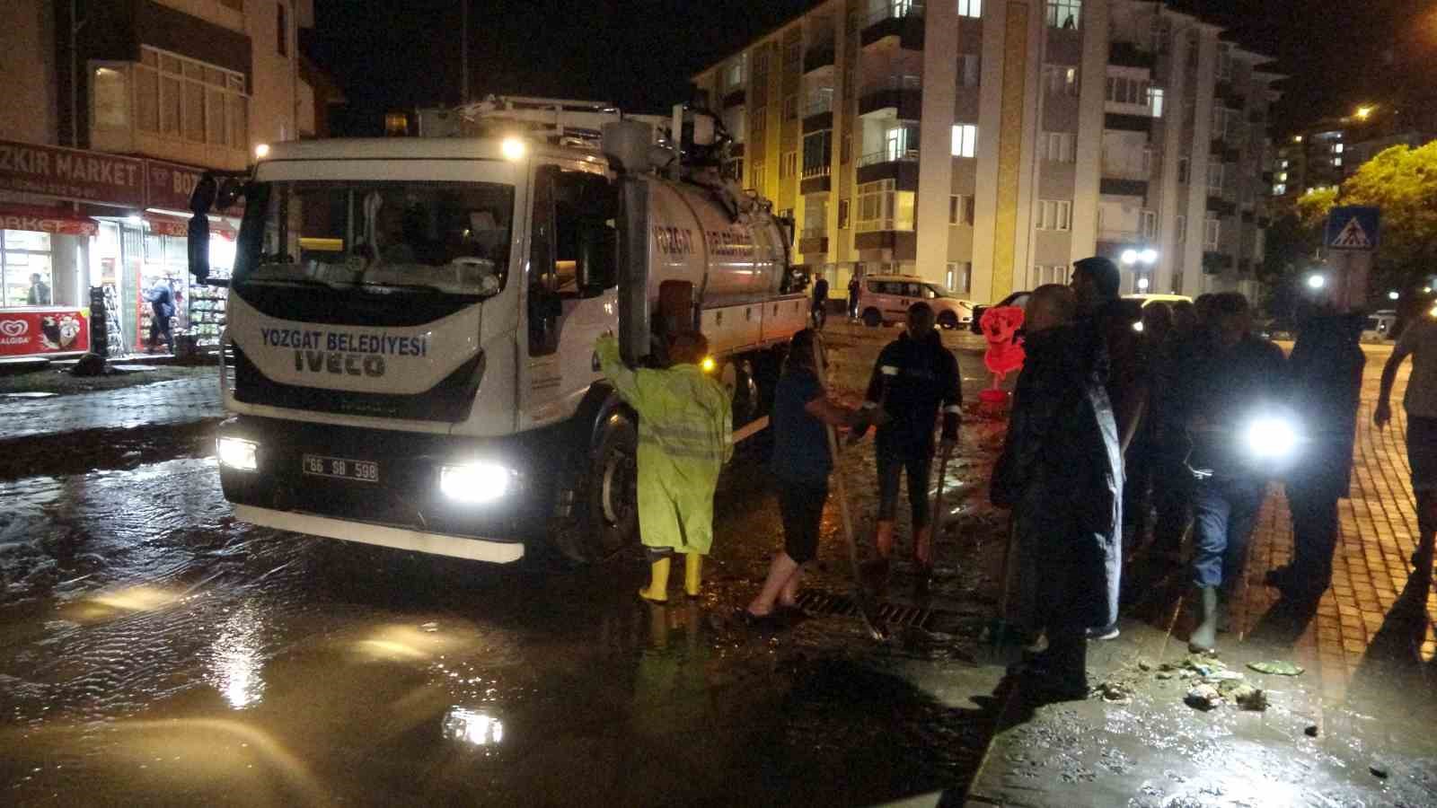 Yozgat&rsquo;ta sağanak etkili oldu, ev ve iş yerlerini su bastı
