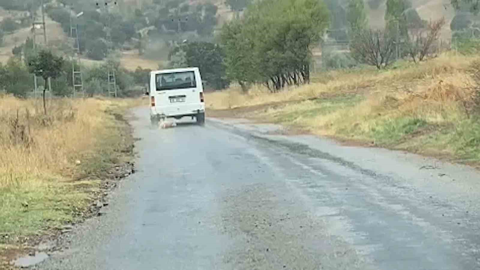 Minib&uuml;s&uuml;n arkasına bağladığı k&ouml;peği dakikalarca s&uuml;r&uuml;kledi
